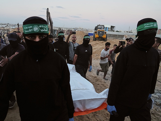 ХАМАС объявил об обнаружении останков израильского заложника внутри "желтой линии"