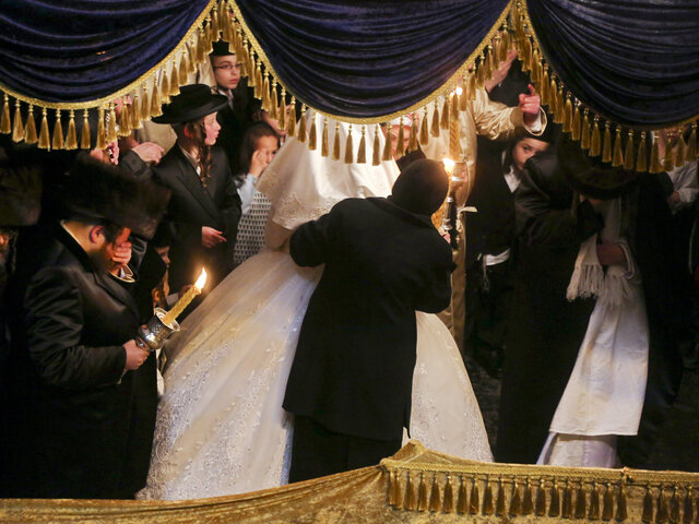 Сатмарский ребе выступил против торжеств под хупой: "Чем длиннее парик – тем больше оркестр"