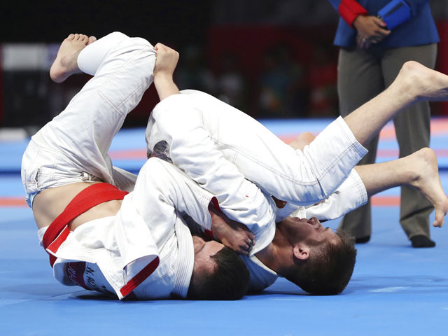 Боец из Казахстана отказался пожать руку израильтянину после поражения в финале