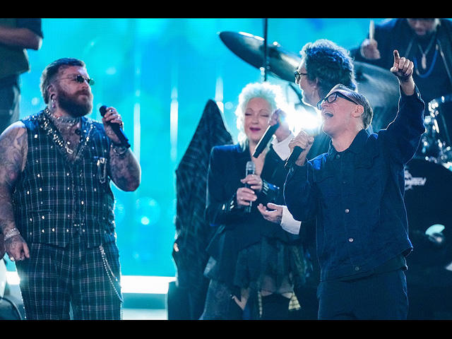 Слева направо: Тедди Свимс, Синди Лопер и Брайан Адамс