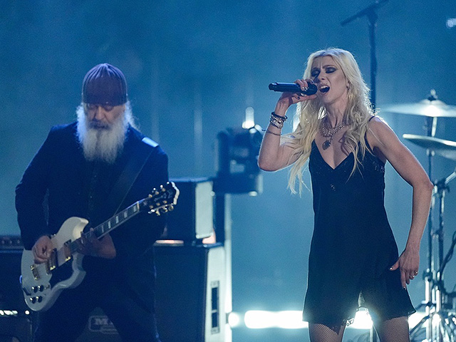 Тейлор Момсен (справа) выступает с Кимом Тайилом