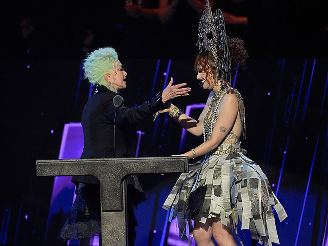 Синди Лаупер (слева) и Чаппелл Роан