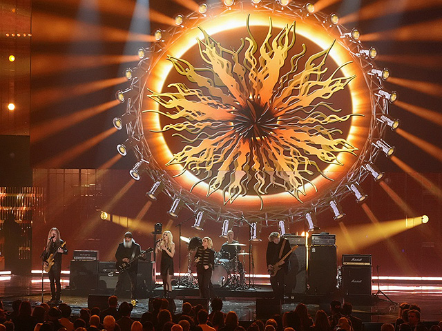 Джерри Кантрелл из Alice in Chains, Ким Тайил из Soundgarden, Тейлор Момсен, Брэнди Карлайл, Мэтт Кэмерон и Бен Шепард