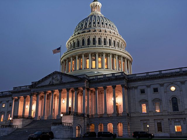 Сенат США одобрил пакет для завершения шатдауна
