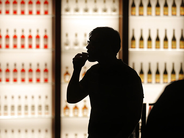 Употребление алкоголя в юности может способствовать успеху в карьере. Результаты исследования