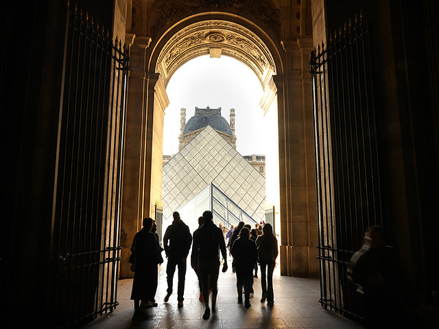 Установлена личность "инспектора-модника" из Лувра, это 15-летний школьник