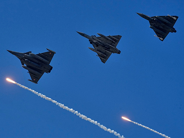 Авиашоу в честь "дня рождения" ВВС Индии. Фоторепортаж