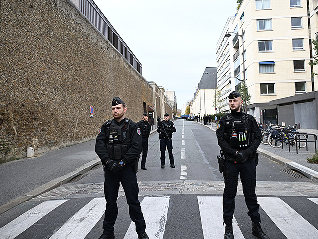 Полицейские стоят у тюрьмы Сантэ в ожидании освобождения бывшего президента Франции Николя Саркози