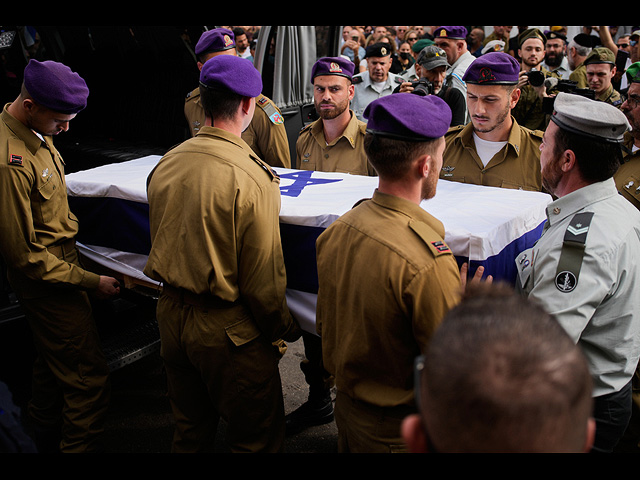 Тысячи израильтян проводили в последний путь Адара Голдина. Фоторепортаж