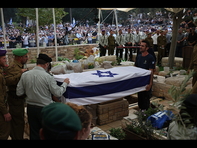 Тысячи израильтян проводили в последний путь Адара Голдина. Фоторепортаж
