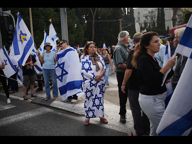 Тысячи израильтян проводили в последний путь Адара Голдина. Фоторепортаж