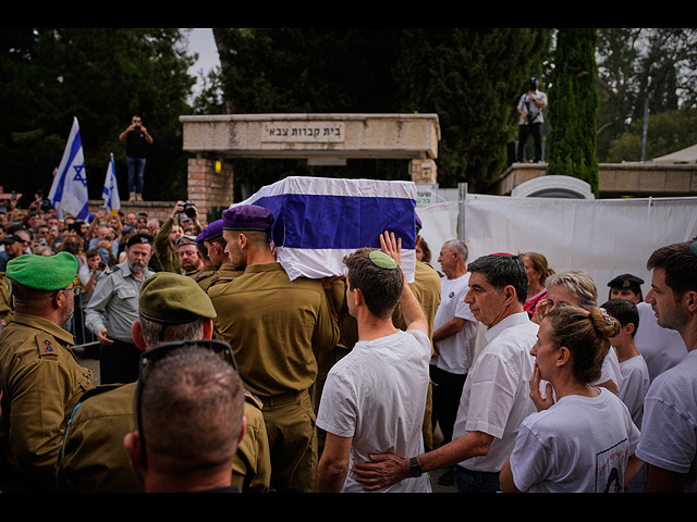 Тысячи израильтян проводили в последний путь Адара Голдина. Фоторепортаж