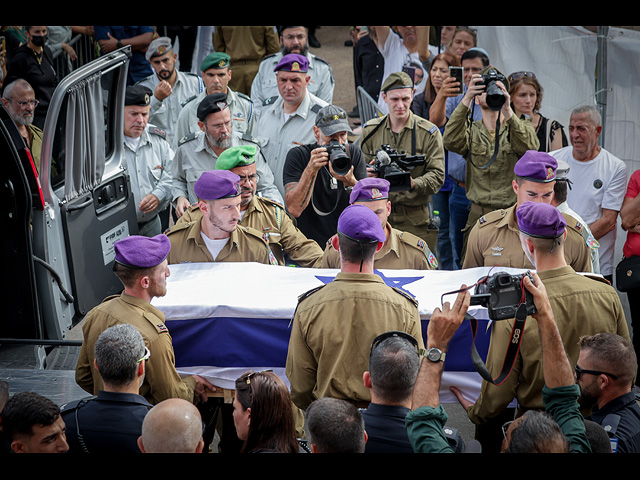 Тысячи израильтян проводили в последний путь Адара Голдина. Фоторепортаж
