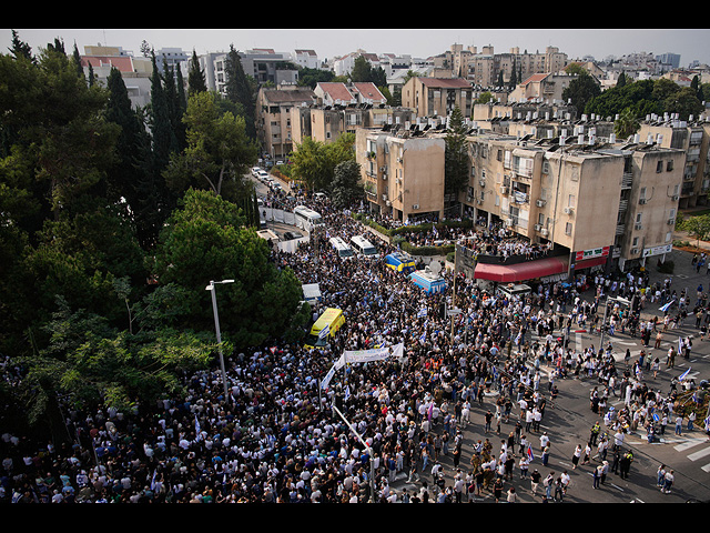 Тысячи израильтян проводили в последний путь Адара Голдина. Фоторепортаж