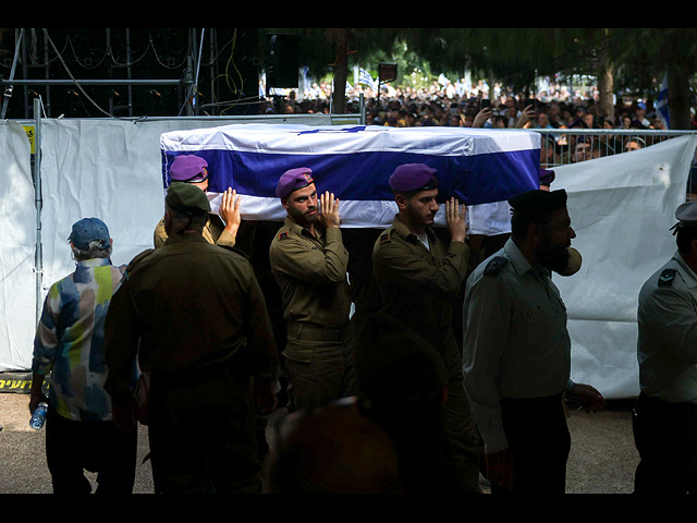 Тысячи израильтян проводили в последний путь Адара Голдина. Фоторепортаж