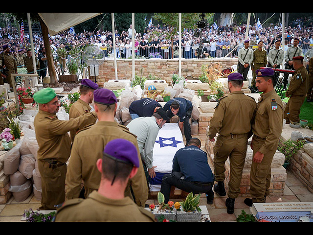 Тысячи израильтян проводили в последний путь Адара Голдина. Фоторепортаж