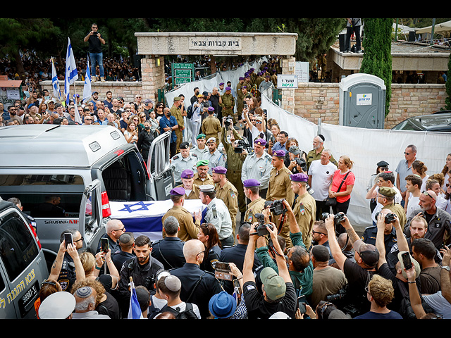 Тысячи израильтян проводили в последний путь Адара Голдина. Фоторепортаж