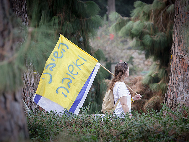 Тысячи израильтян проводили в последний путь Адара Голдина. Фоторепортаж