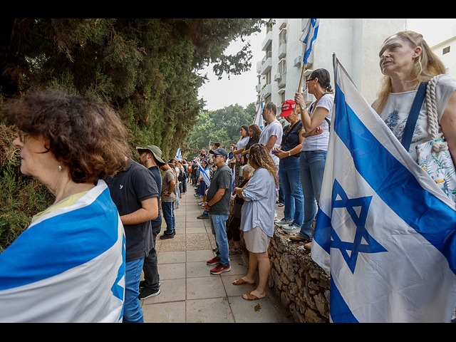 Тысячи израильтян проводили в последний путь Адара Голдина. Фоторепортаж