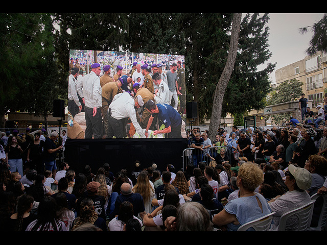 Тысячи израильтян проводили в последний путь Адара Голдина. Фоторепортаж