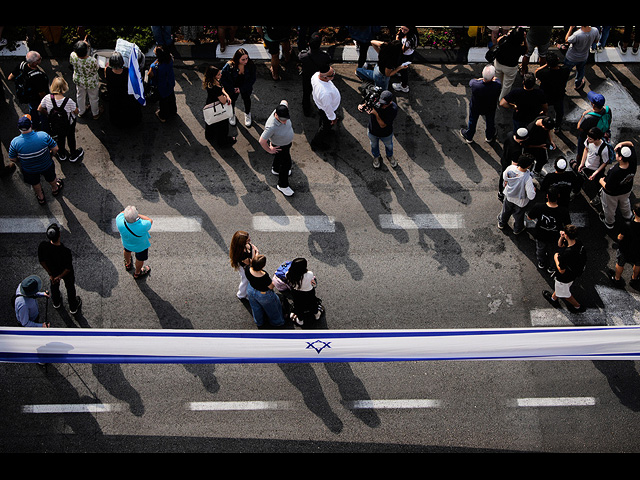 Тысячи израильтян проводили в последний путь Адара Голдина. Фоторепортаж
