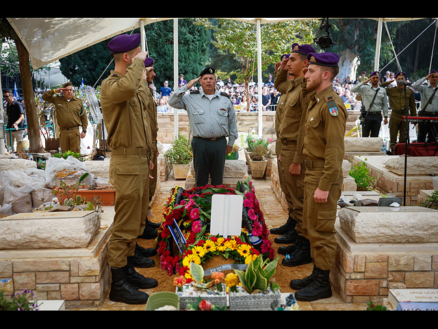 Тысячи израильтян проводили в последний путь Адара Голдина. Фоторепортаж