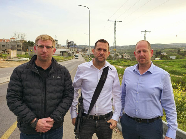 На фото: Глава регионального совета Шомрон Йоси Даган, глава совета Кдумим Озэль Ватик и глава совета Карней-Шомрон Йонатан Кузниц. 