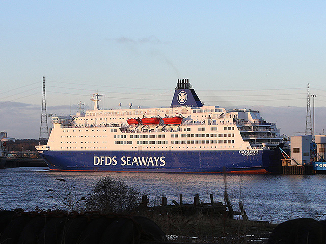 Паромная компания принесла извинения за показ детям фильм 18+