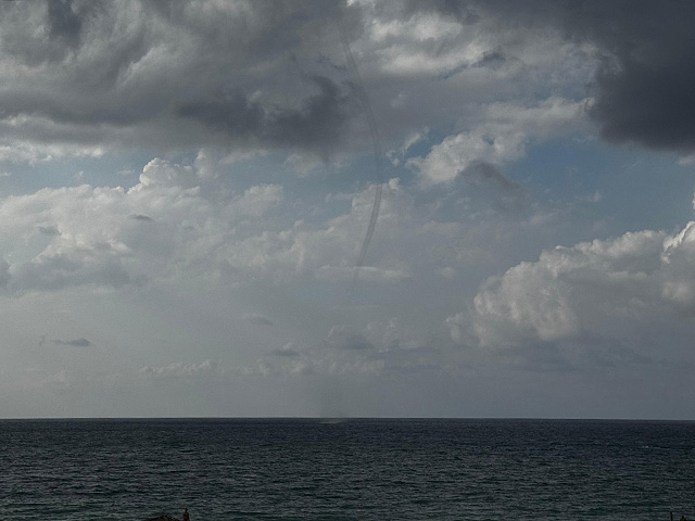 Водяной смерч около побережья Израиля: погода меняется. Видео