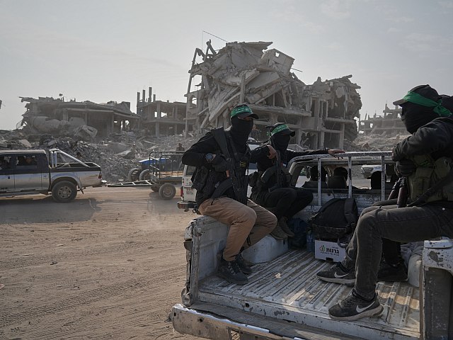 ХАМАС сообщает, что террористы передали останки заложника "Красному кресту"