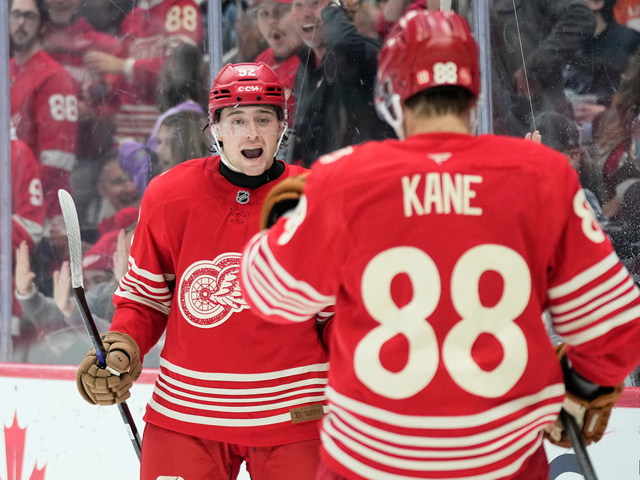 Патрик Кейн набрал 1350-е очко. Маршан - 1000-е. Результаты матчей НХЛ