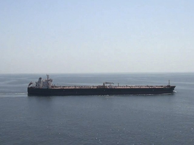 Танкер с нефтью, следовавший в Сингапур, неожиданно отправился в сторону Ирана