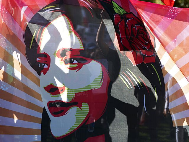 Глава судебной системы Ирана призвал бороться с "пренебрежением хиджабом"