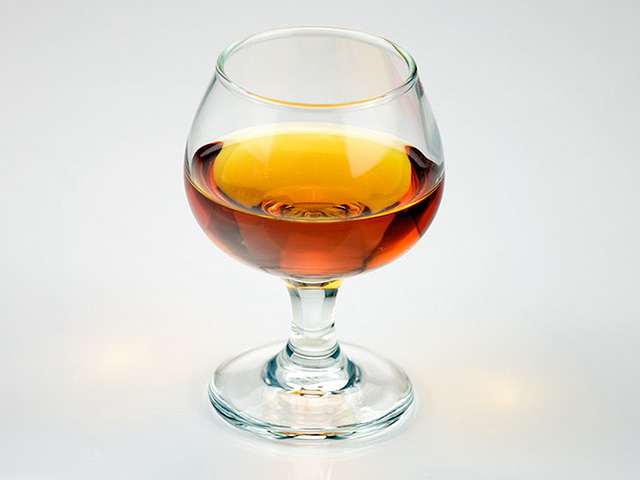 Помощница по уходу неоднократно избивала подопечного за отказ дать ей рюмку коньяка