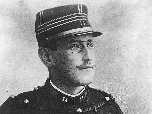 Альфреду Дрейфусу посмертно присвоено звание бригадного генерала