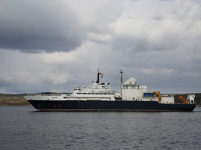 Российский корабль "Янтарь"