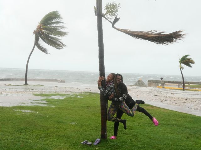 Мощнейший в истории ураган "Мелисса" пересек Ямайку и направляется на Кубу