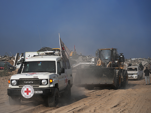 ХАМАС и "Красный Крест" возобновили поиски останков погибших заложников в Газе