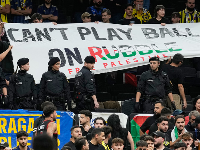 В Болонье тысячи антиизраильских активистов устроили дебош, протестуя против матча с "Маккаби"