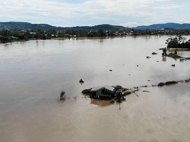 Во Вьетнаме растет число жертв наводнений: власти сообщают о 90 погибших