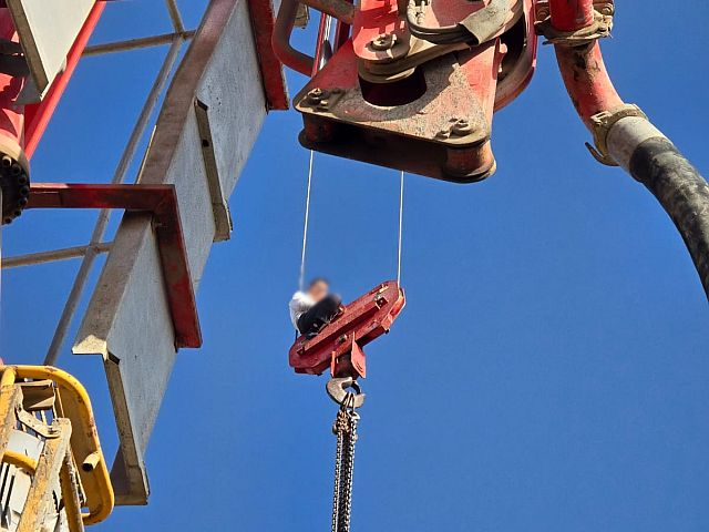 В Иерусалиме спасен подросток, забравшийся на стрелу крана

