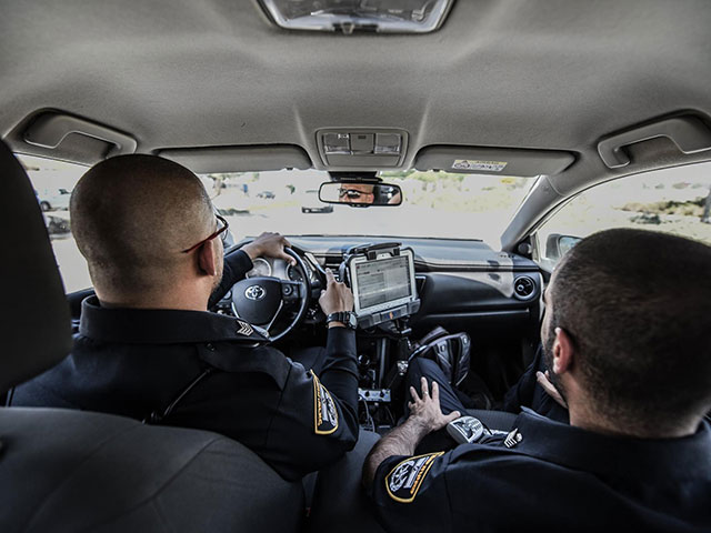 Скрывающийся от полиции автомобиль сбил людей возле Тель-Шевы