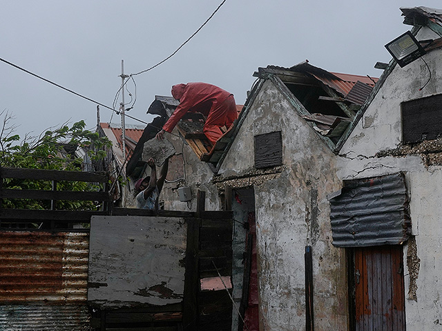 Ураган "Мелисса" прошлась по Ямайке и двинулась на Кубу. Фоторепортаж