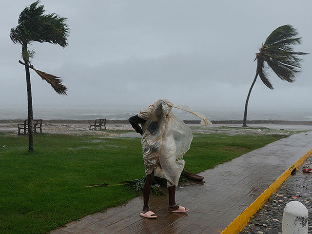 Ураган "Мелисса" прошлась по Ямайке и двинулась на Кубу. Фоторепортаж
