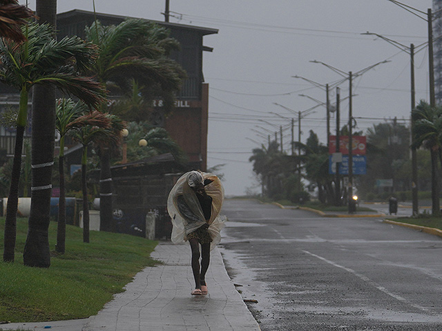 Ураган "Мелисса" прошлась по Ямайке и двинулась на Кубу. Фоторепортаж