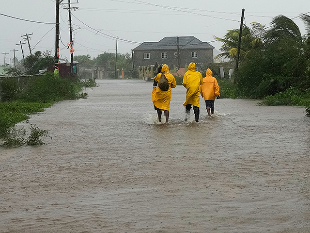 Ураган "Мелисса" прошлась по Ямайке и двинулась на Кубу. Фоторепортаж
