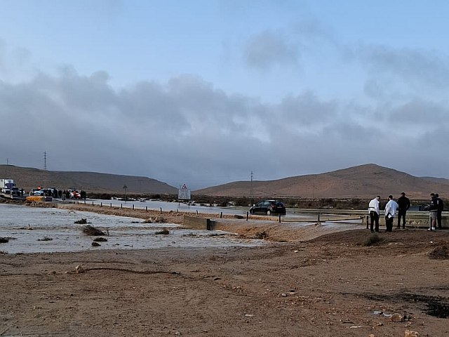 Последствия осеннего шторма: перекрыты дороги, обрушилась часть забора безопасности