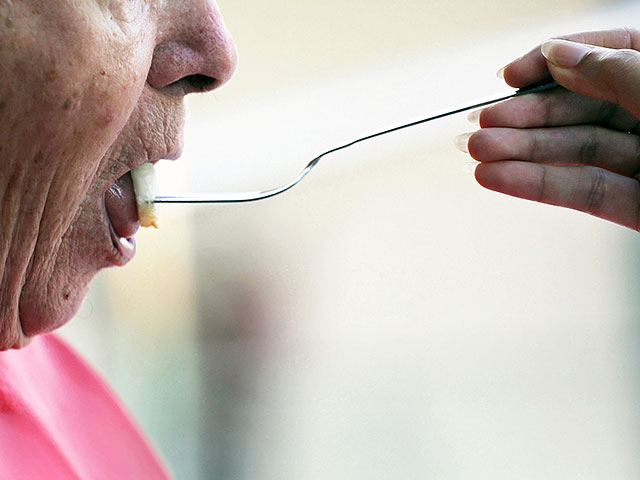 Прием пищи в одиночестве может быть неожиданно опасен для пожилых людей