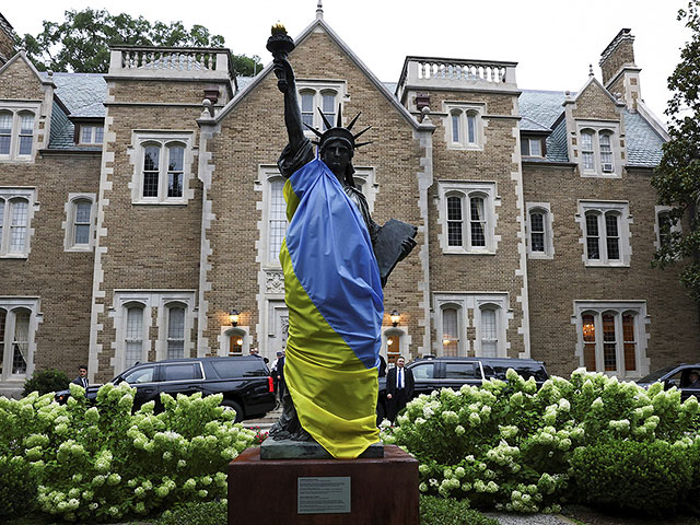 Модель cтатуи Свободы, укрытая украинским флагом в саду французского посольства в Вашингтоне