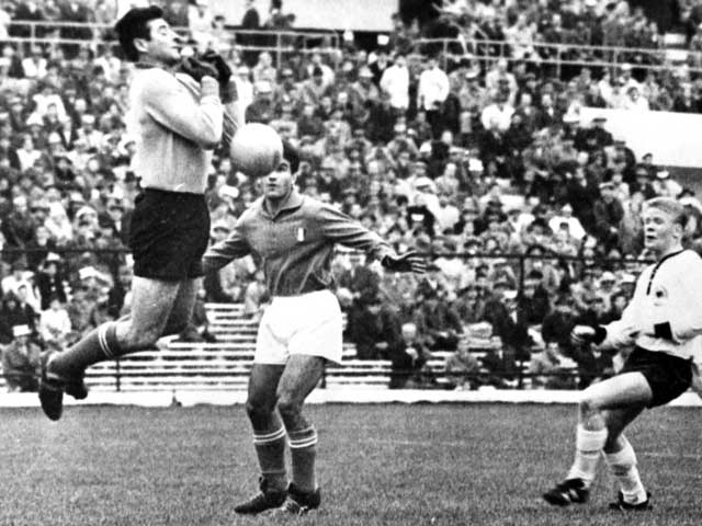 Лоренцо Буффон в матче чемпионата мира 1962 года Италия - ФРГ